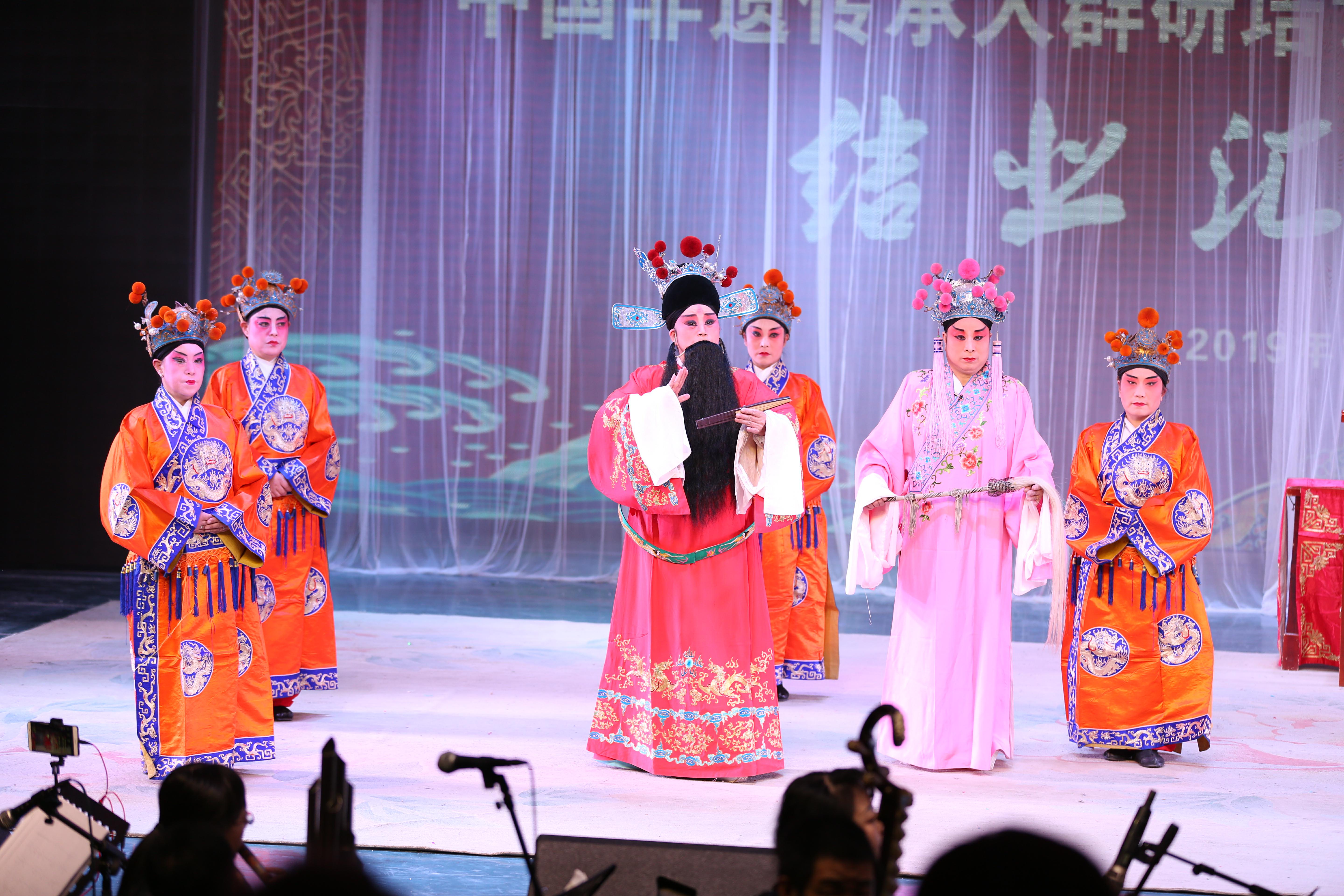 结业典礼后,秦腔班,陇剧班分别于13:30,19:30组织两场汇报演出.